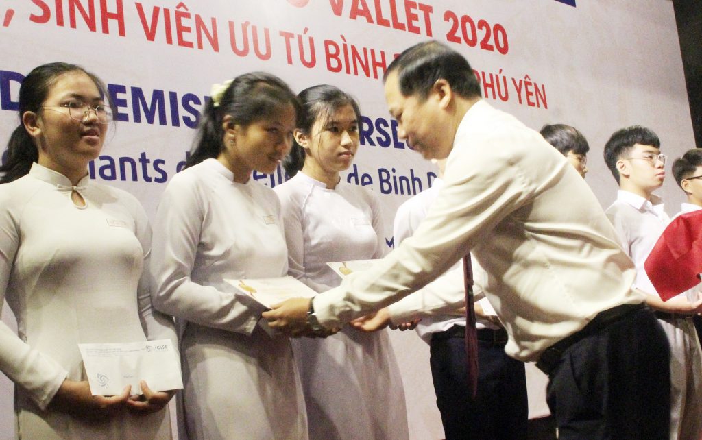 Ông Nguyễn Phi Long trao Học bổng Vallet cho các học sinh, sinh viên ưu tú